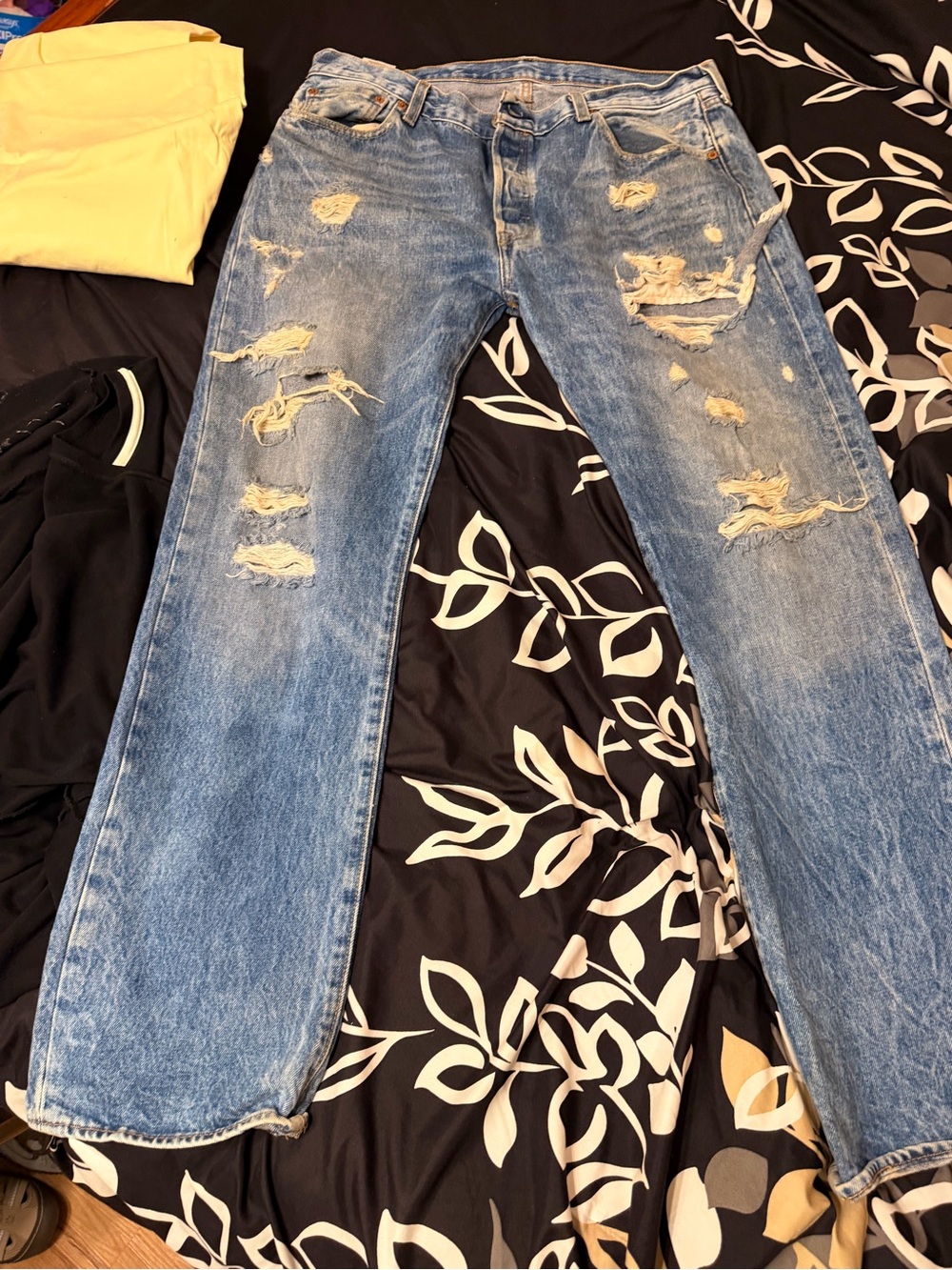Distressed Blue men’s Levi  Jeans - Classic Ripped Denim 501 36 32